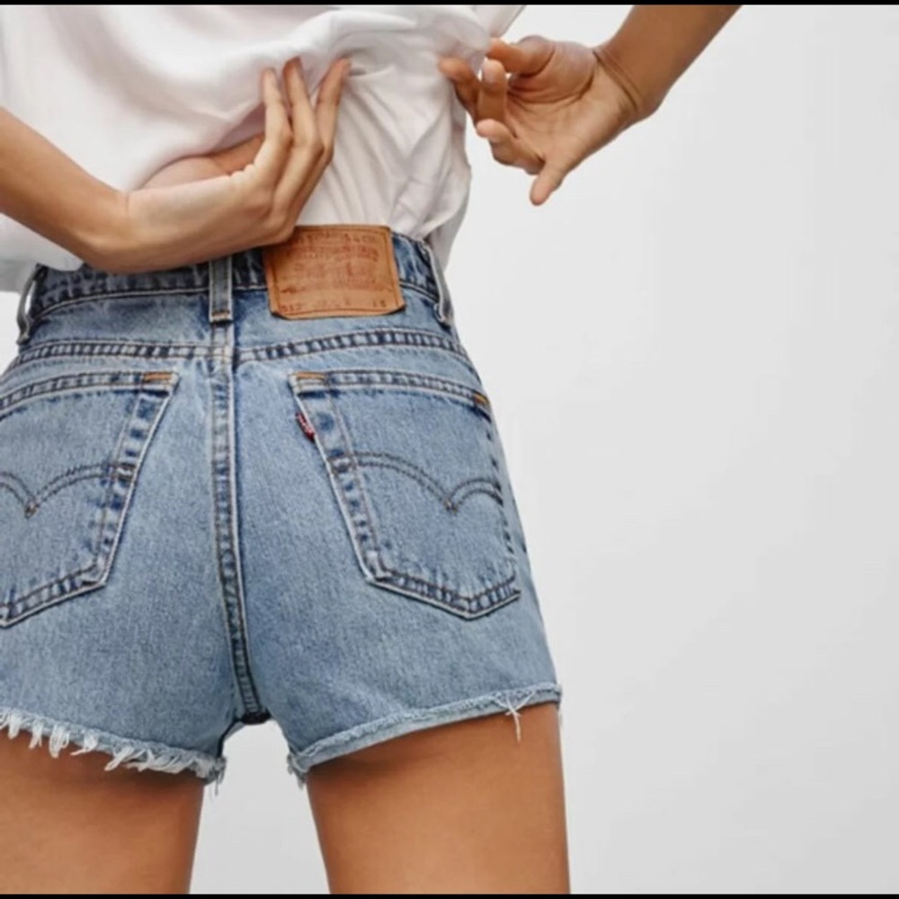 ❌SOLD❌ High waisted cutoff Levi shorts